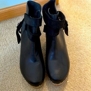 Free People size 38, black clogs. Good condition.